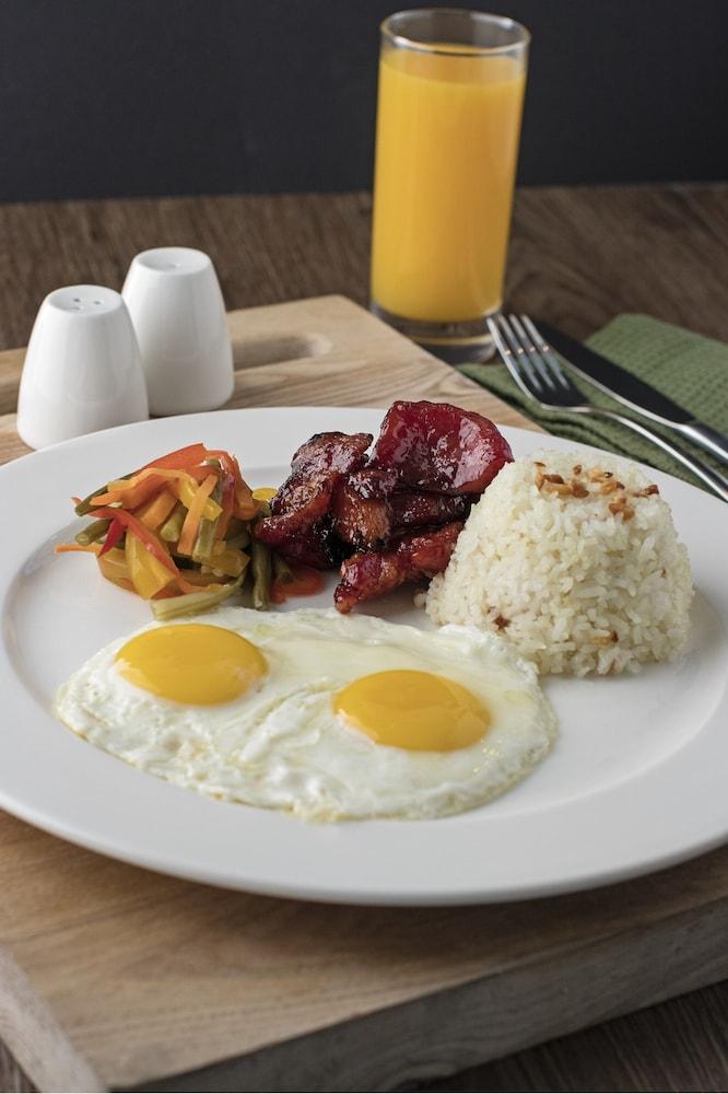 เซดา เวอร์ทิส นอร์ท – โรงแรมเอนกประสงค์ เกซอนซิตี้ ภายนอก รูปภาพ Filipino breakfast with longganisa, garlic rice, eggs, and pinakbet