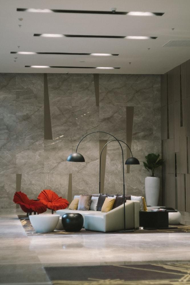 เซดา เวอร์ทิส นอร์ท – โรงแรมเอนกประสงค์ เกซอนซิตี้ ภายนอก รูปภาพ A three-armed floor lamp