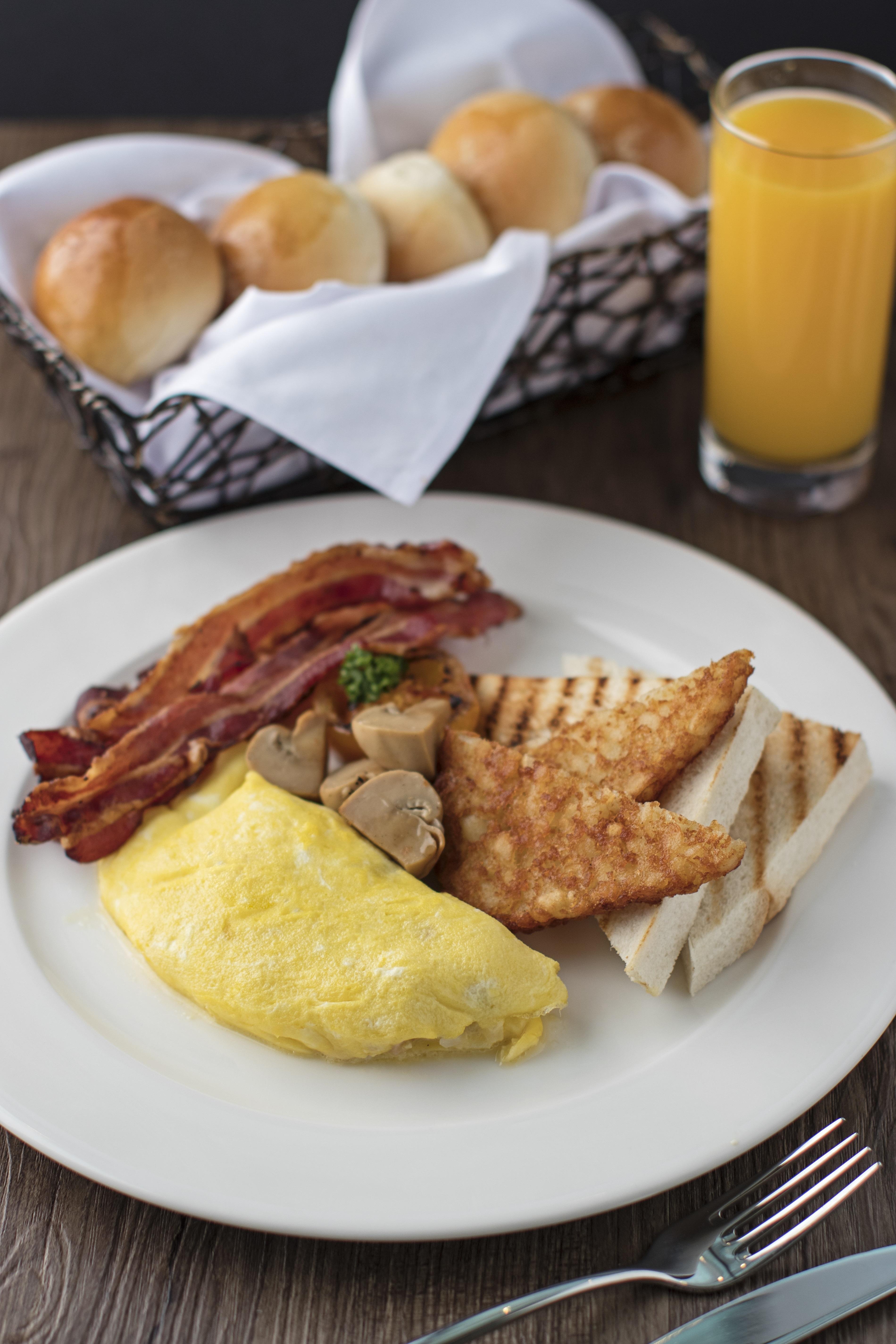 เซดา เวอร์ทิส นอร์ท – โรงแรมเอนกประสงค์ เกซอนซิตี้ ภายนอก รูปภาพ A breakfast plate with bacon, eggs, and toast