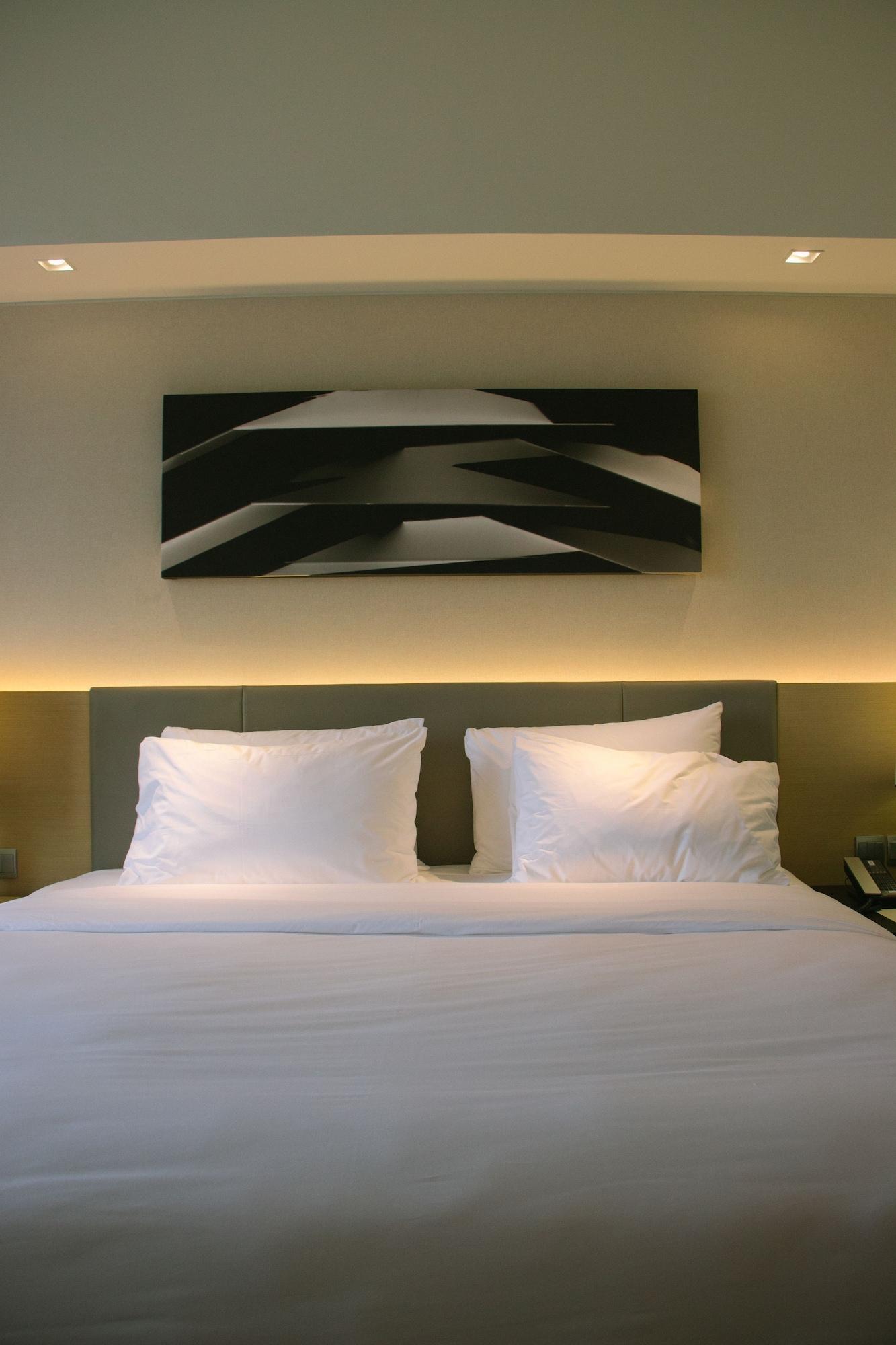 เซดา เวอร์ทิส นอร์ท – โรงแรมเอนกประสงค์ เกซอนซิตี้ ภายนอก รูปภาพ A bed with two pillows