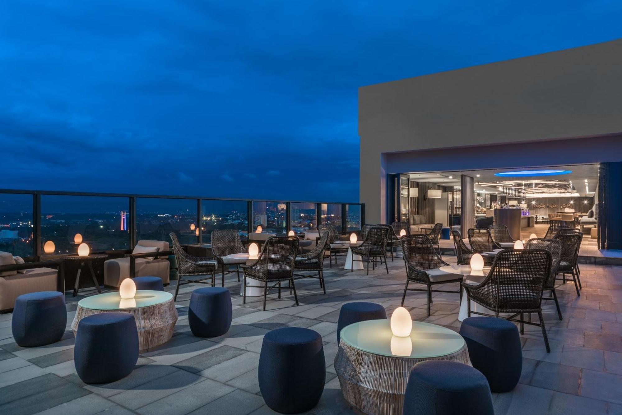 เซดา เวอร์ทิส นอร์ท – โรงแรมเอนกประสงค์ เกซอนซิตี้ ภายนอก รูปภาพ The rooftop bar